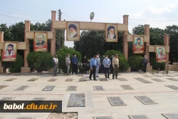 به مناسبت هفته دفاع مقدس :
مراسم غبار روبی و عطر افشانی  مزار شهدا  توسط همکاران اداری ، هیات علمی و جمعی از دانشجویان برگزار گردید. 2