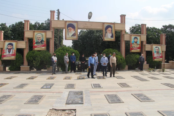 به مناسبت هفته دفاع مقدس :
مراسم غبار روبی و عطر افشانی  مزار شهدا  توسط همکاران اداری ، هیات علمی و جمعی از دانشجویان برگزار گردید. 2