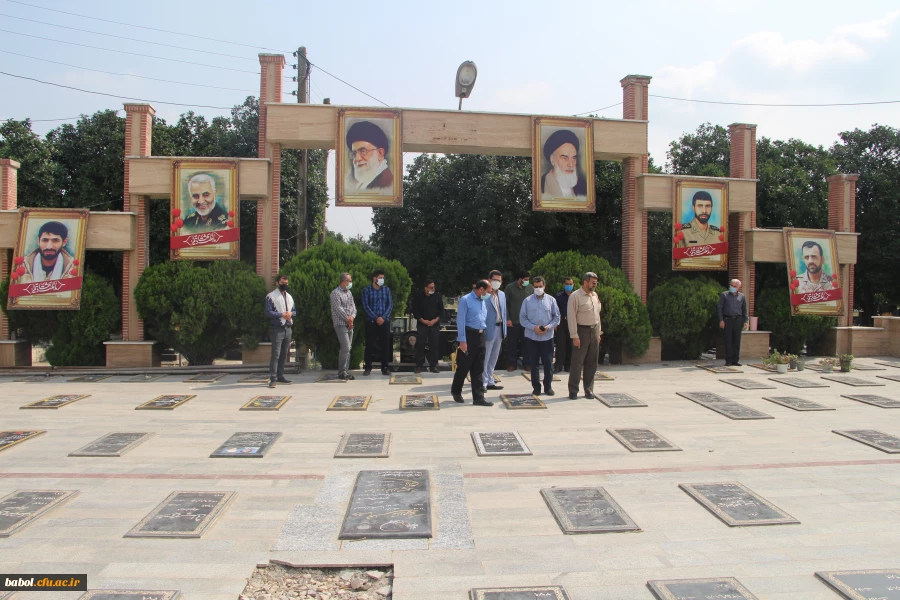 به مناسبت هفته دفاع مقدس :
مراسم غبار روبی و عطر افشانی  مزار شهدا  توسط همکاران اداری ، هیات علمی و جمعی از دانشجویان برگزار گردید. 2