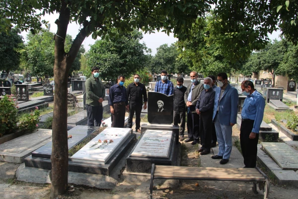 به مناسبت هفته دفاع مقدس :
مراسم غبار روبی و عطر افشانی  مزار شهدا  توسط همکاران اداری ، هیات علمی و جمعی از دانشجویان برگزار گردید. 3