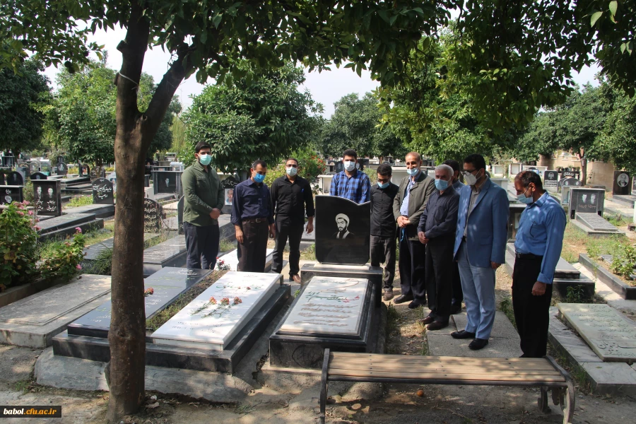 به مناسبت هفته دفاع مقدس :
مراسم غبار روبی و عطر افشانی  مزار شهدا  توسط همکاران اداری ، هیات علمی و جمعی از دانشجویان برگزار گردید. 3