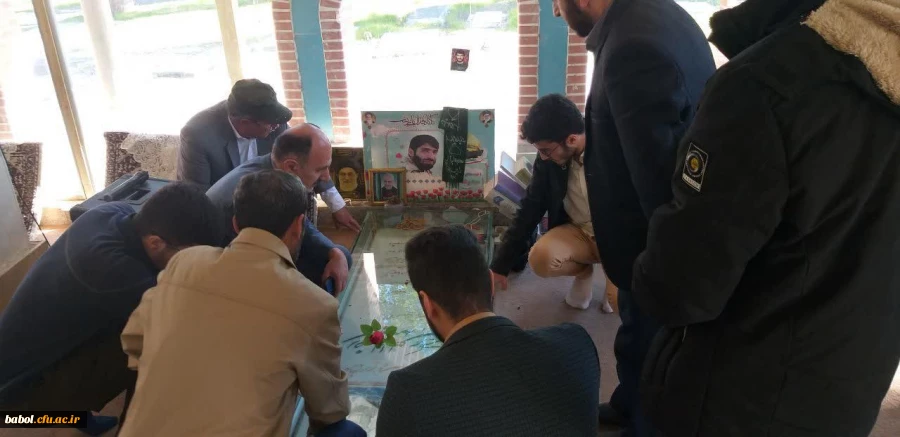 به همت بسیج دانشجویی ومسئولان مرکز صورت پذیرفت: 
عطر افشانی و تجدید میثاق با شهدا  به مناسبت هفته بسیج  3